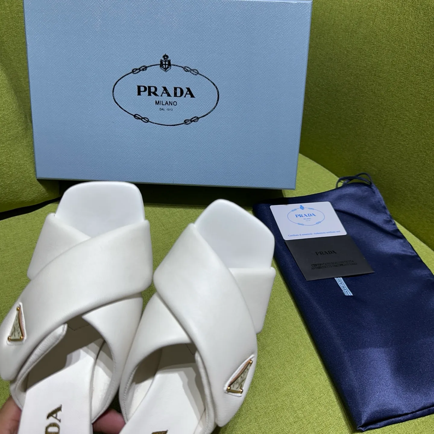 👟👟Ex-factory price 540👟👟 Prada 25ss new style for early spring🔥🔥✨ 🌟 Recommended by major bloggers in Xiaohongshu, developed 1-1 to highlight classic charm. Open molded outsole. Imported mixed breed sheep lining. This sandal embodies a modern design with Nappa leather, a soft-touch padding that accentuates the silhouette. Decorated with an enameled triangle metal logo for added recognition. Enamel-coated metal triangle logo Leather sole decorated with metal letter logo Lacquered heel, height 65 mm Size: 35 to 42 (40-42 customized, non-refundable)